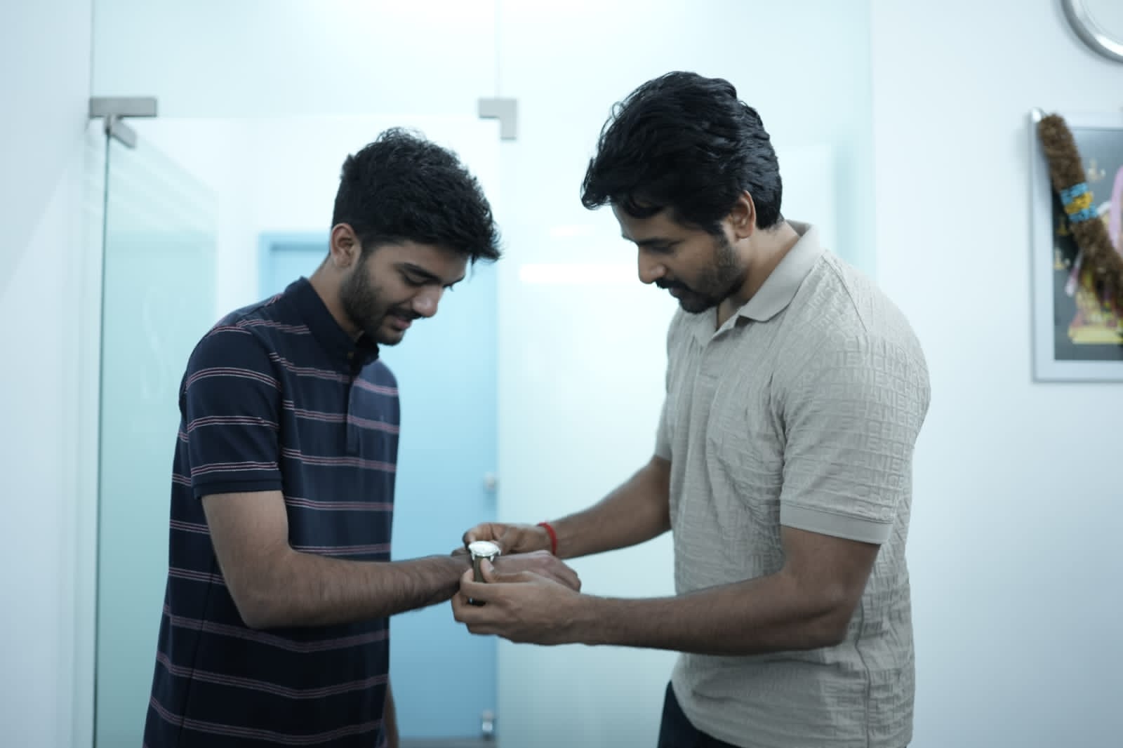 உலக செஸ் சாம்பியன் குகேஷை குஷிப்படுத்திய சிவகார்த்திகேயன் 