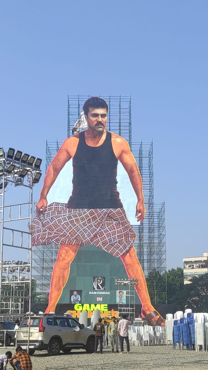 இந்தியாவில் முதன்முறை.. கட் அவுட்டிலும் பிரம்மாண்டம்.. ராம் சரண் ரசிகர்கள் சாதனை