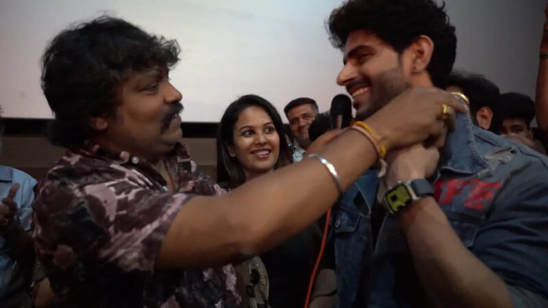 ‘ஃபயர்’ ஹீரோ பாலாஜி முருகதாசுக்கு கோல்ட் செயின் பரிசளித்த JSK