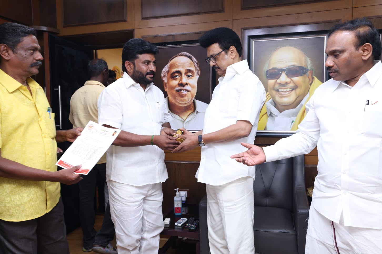 முதல்வரிடம் கோரிக்கை வைத்த தெலுங்கர் முன்னேற்ற கழகத்தின் நிறுவனர் 