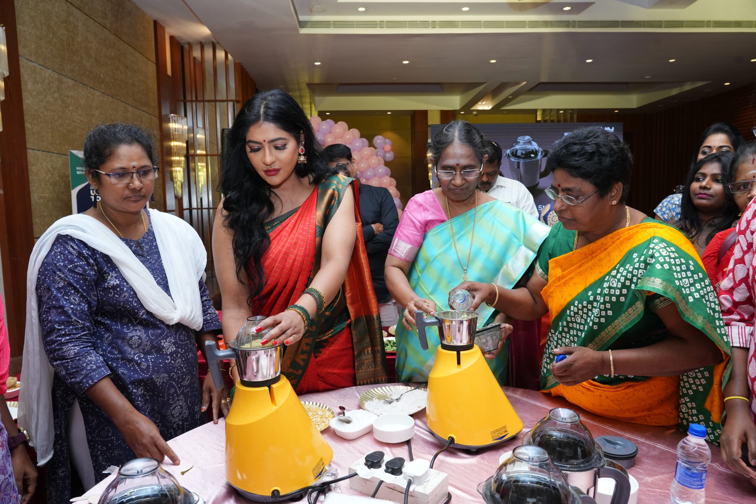 மகளிர் தின ஸ்பெஷல் வசந்த் & கோ – பஜாஜ் கொண்டாட்டம் : நடிகை ரேஷ்மா பங்கேற்பு