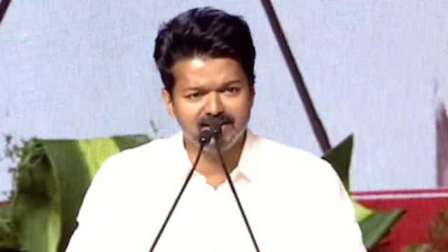 மக்களை ஏமாற்றுவதில் பாஜக & திமுகவும் இரட்டைக் குழல் துப்பாக்கி… – TVK விஜய்