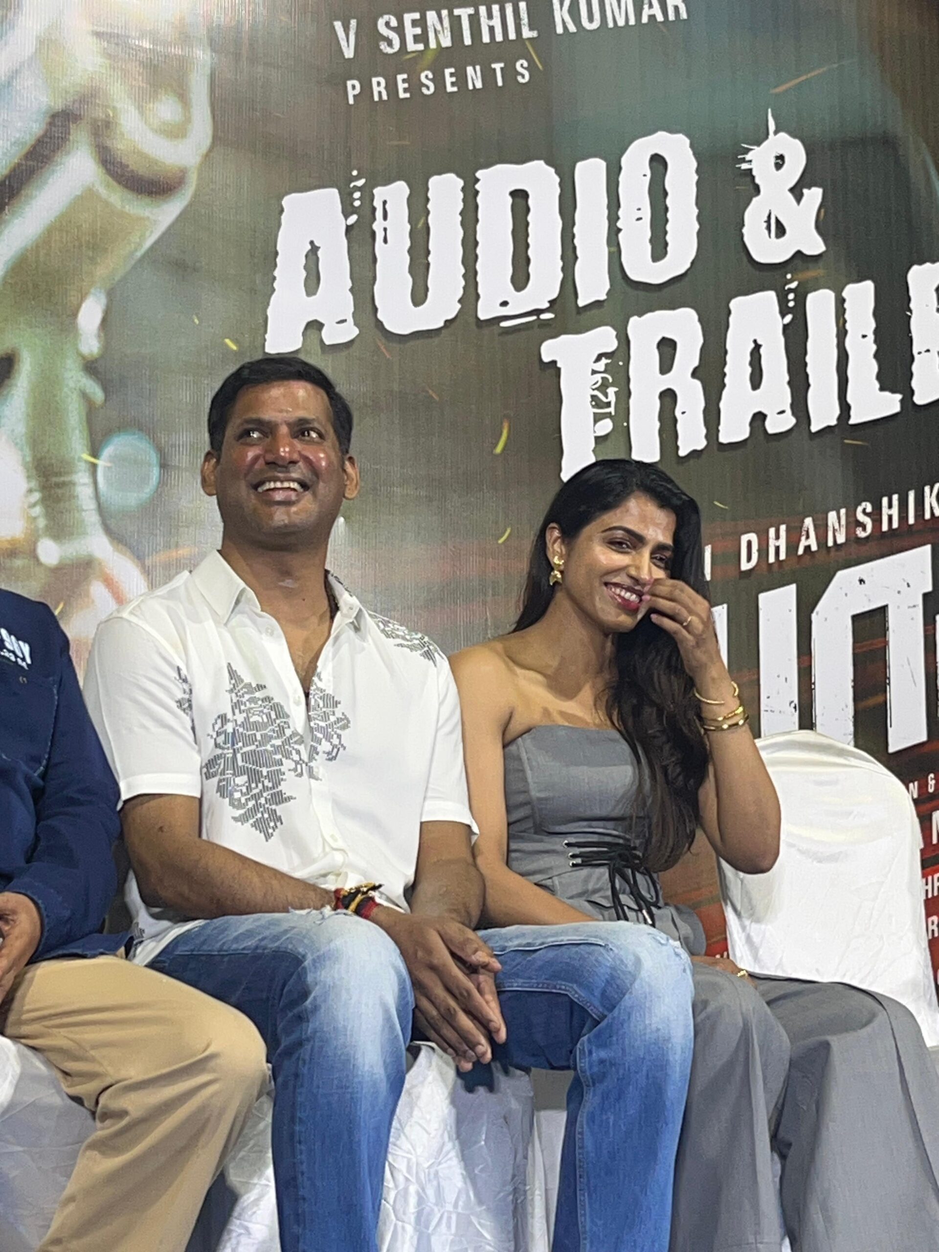 ‘யோகி டா’ விழா மேடையை காதல் மேடையாக மாற்றிய விஷால் – சாய் தன்ஷிகா