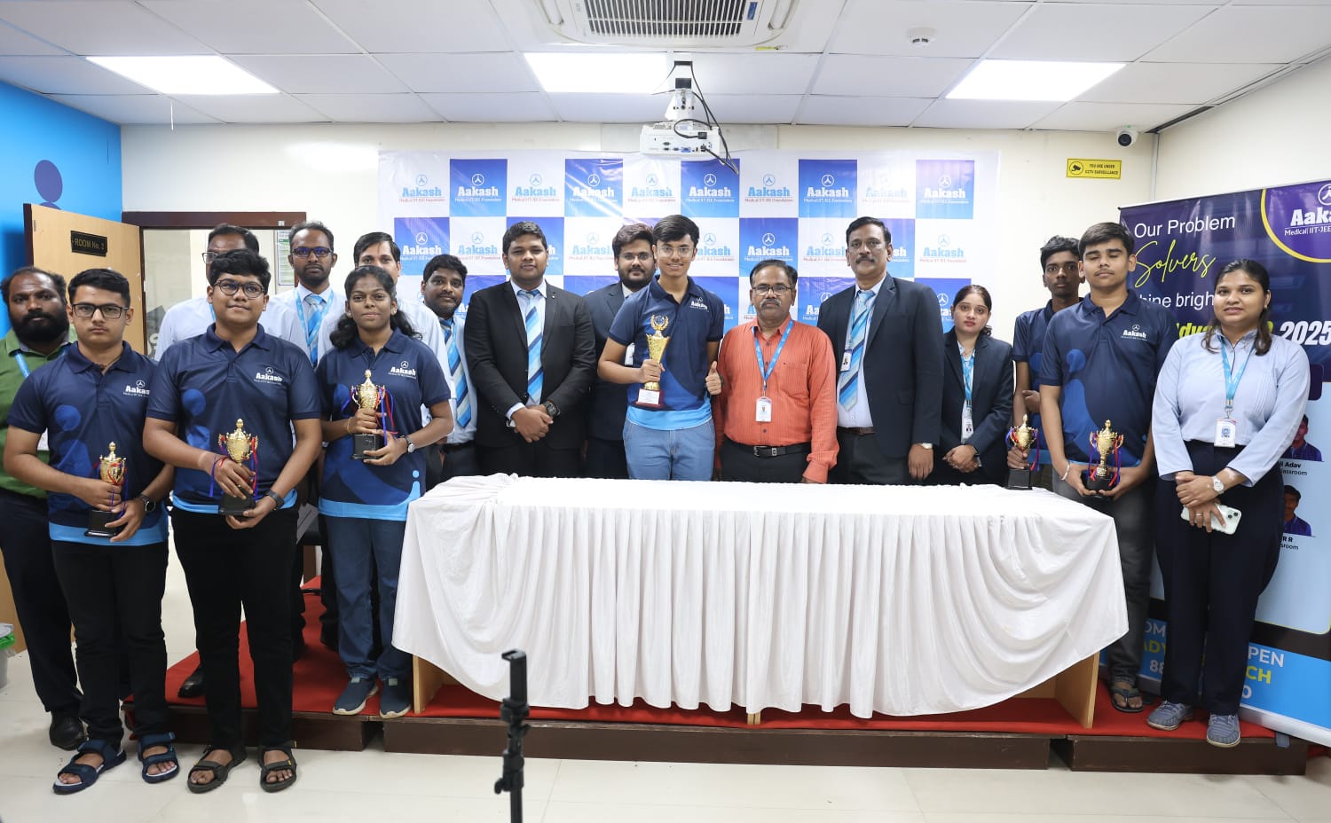 5 Students of Aakash Educational Services Ltd Become Top Scorers in JEE
