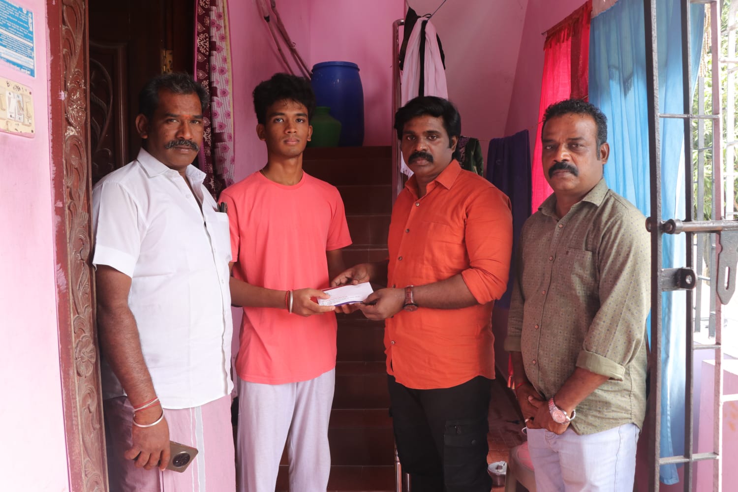 ரஞ்சித் ஷூட்டிங்கில் உயிரிழந்த ஃபைட்டர் குடும்பத்திற்கு உதவிய நடிகர் தக்‌ஷன் விஜய்