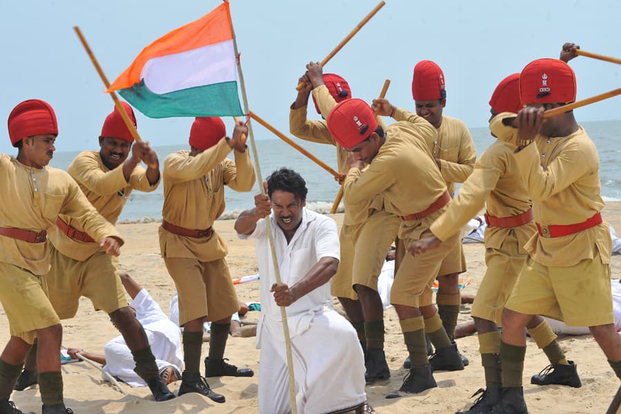 ஒரு தாய் பிள்ளைகள் தமிழர்கள் & மலையாளிகள்..; வித்தியாசமான அத்தியாயத்தை எழுதும் ‘வீரவணக்கம்’