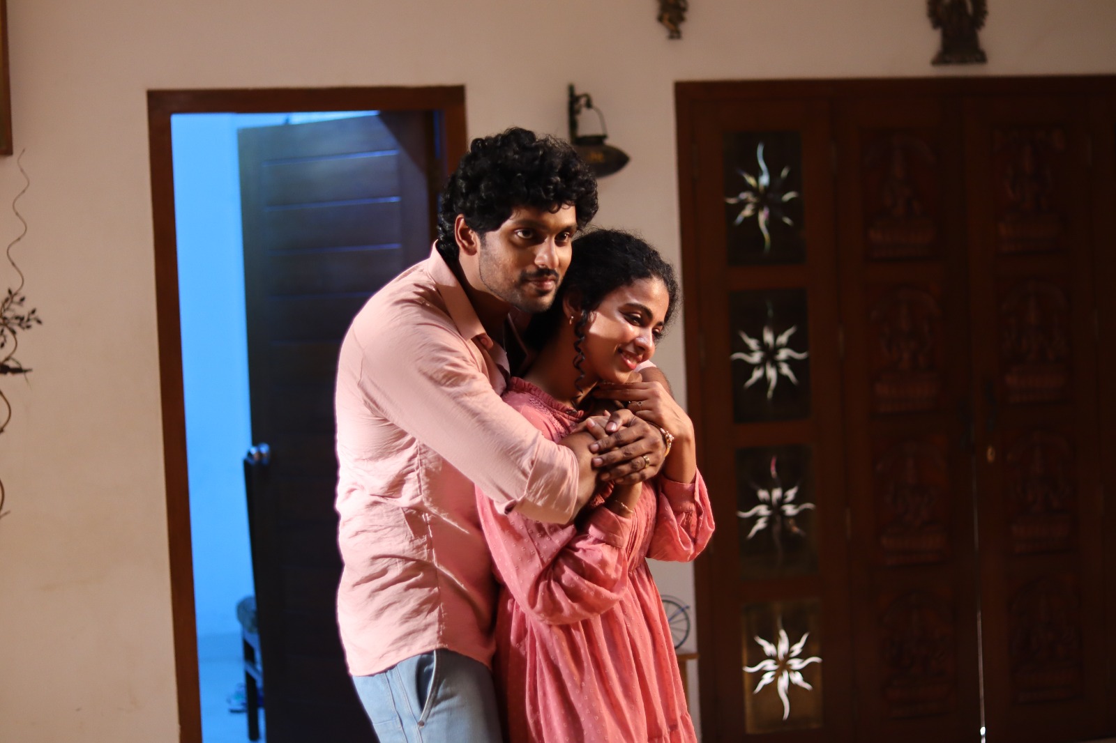 Romantic Song for Youngsters – Feel Good ‘Nee Ennai Nerungaiyile…’ goes Viral