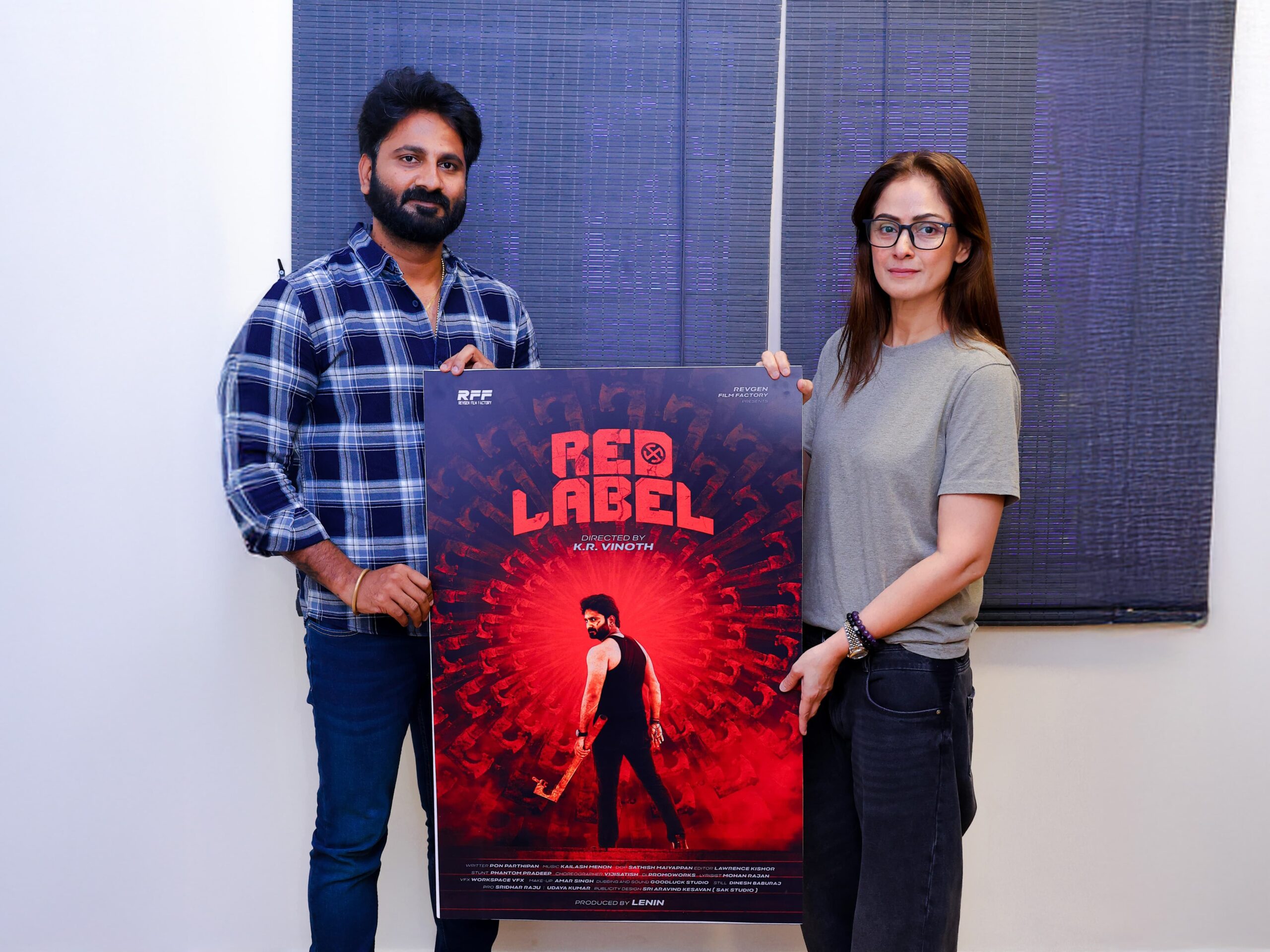 கோவையில் கொலை..:  RED LABEL பர்ஸ்ட் லுக்கை வெளியிட்டு சிம்ரன் வாழ்த்து 