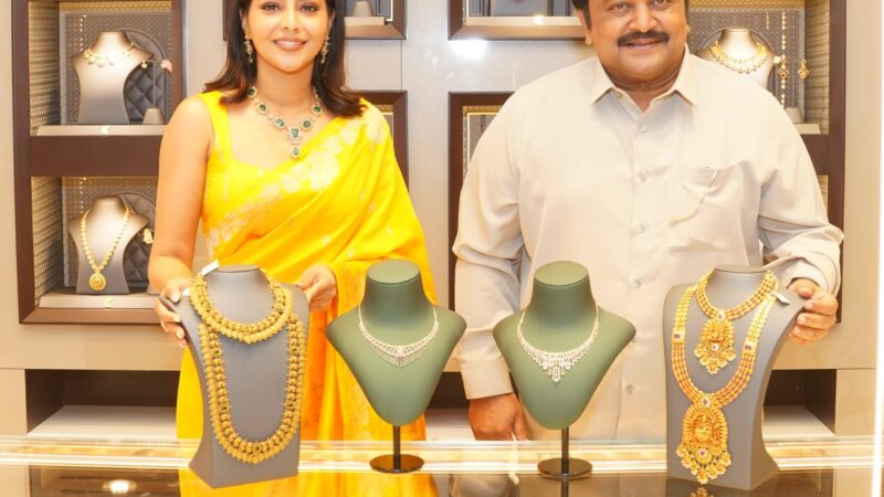 கல்யாண் ஜூவல்லர்ஸின் 2 ஷோரூம்களை திறந்த ‘பொன்னியின் செல்வன்’ கலைஞர்கள்