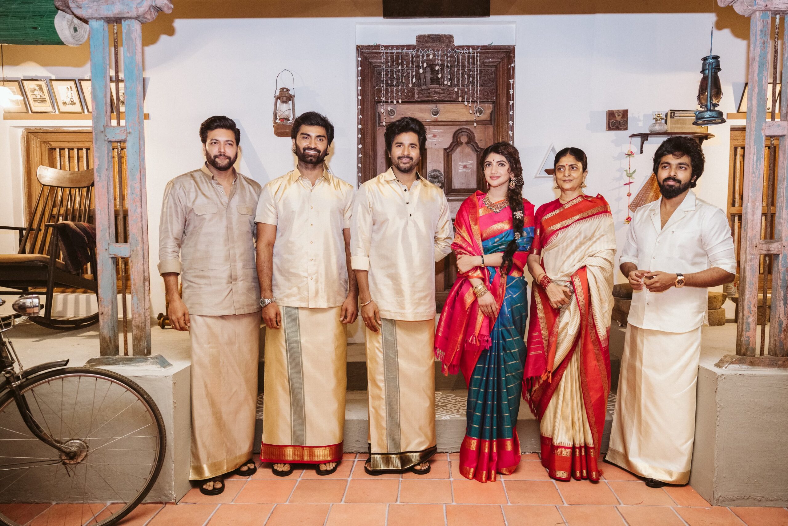 வள்ளுவர் கோட்டத்தில் ‘பராசக்தி’ உலகம்..; ரவி மோகன் & அதர்வா சுவாரஸ்யம் சொன்ன சிவகார்த்திகேயன் 