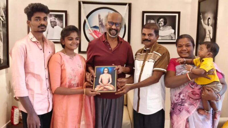 ரசிகரின் சேவையை பாராட்டி நேரில் அழைத்து தங்க சங்கிலி பரிசளித்த ரஜினி