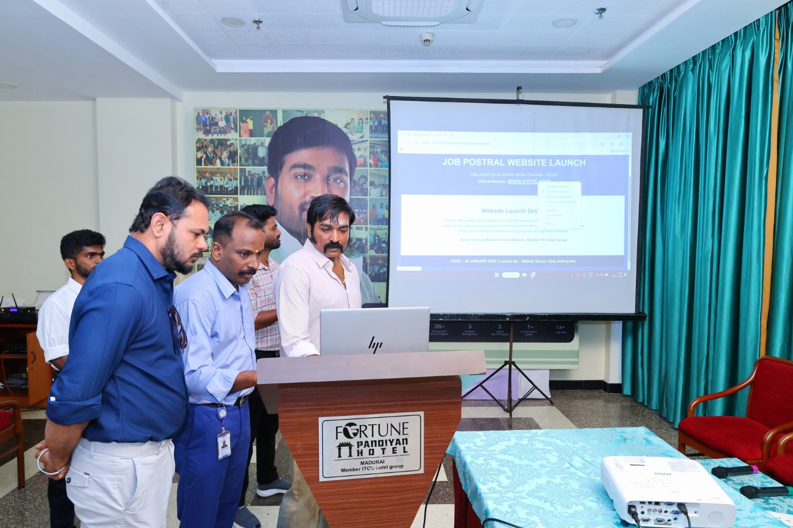 குடும்ப விளக்கை ஏற்றும் இளைஞர்கள்..; இலவச வேலை வாய்ப்பு இணையத்தை தொடங்கி வைத்த விஜய் சேதுபதி 