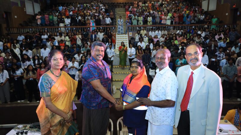 தூய்மை பணியாளர் பத்மாவை  மகளிர் கல்லூரிக்கு அழைத்து சென்ற பார்த்திபன்