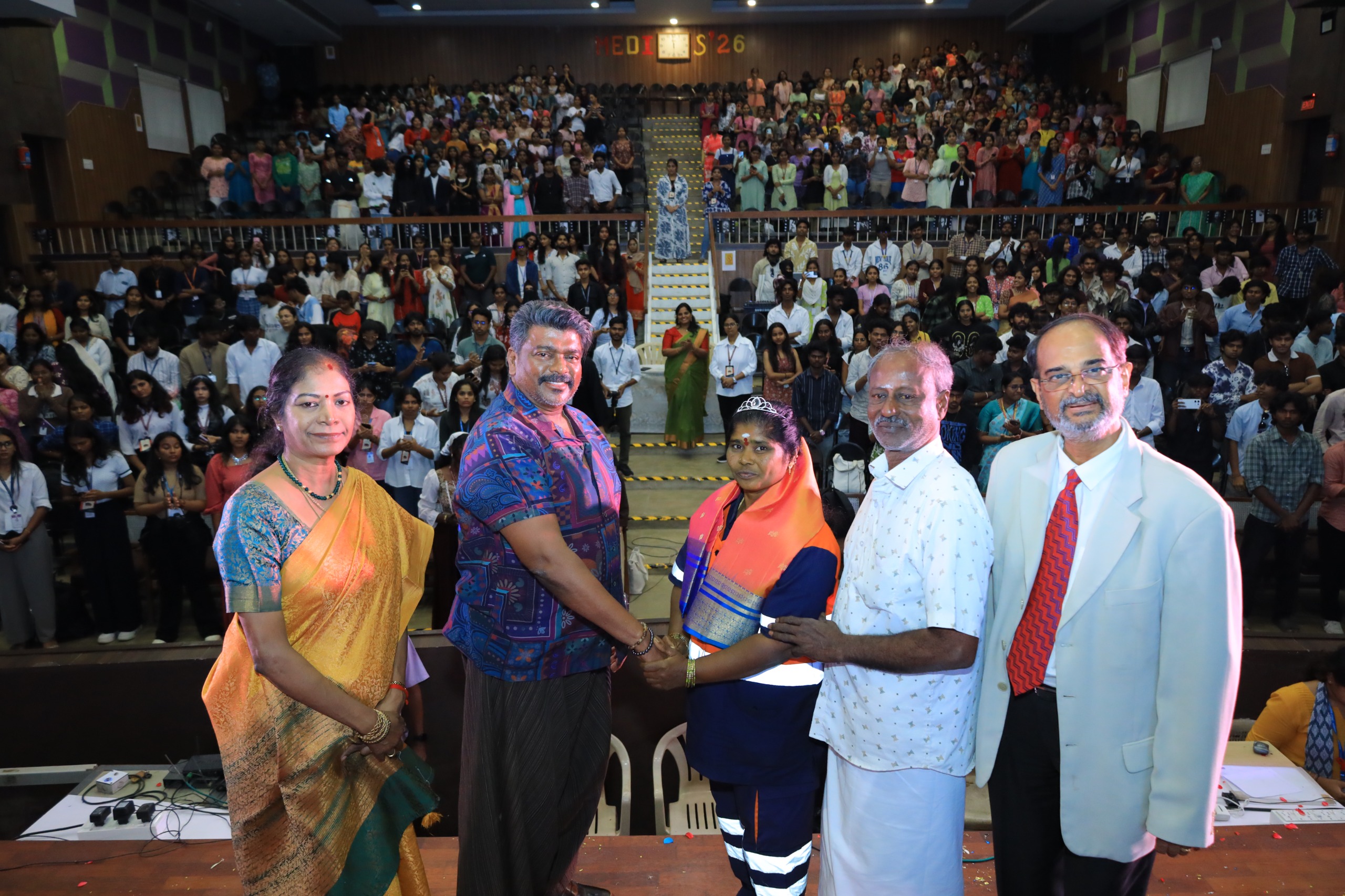 தூய்மை பணியாளர் பத்மாவை  மகளிர் கல்லூரிக்கு அழைத்து சென்ற பார்த்திபன்