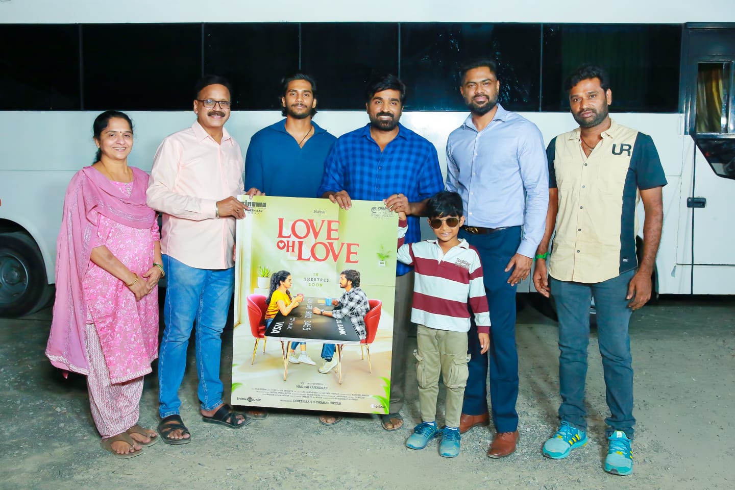 பவிஷ் நடிக்கும் Love Oh Love.. ஃபர்ஸ்ட் லுக்கை வெளியிட்ட விஜய் சேதுபதி