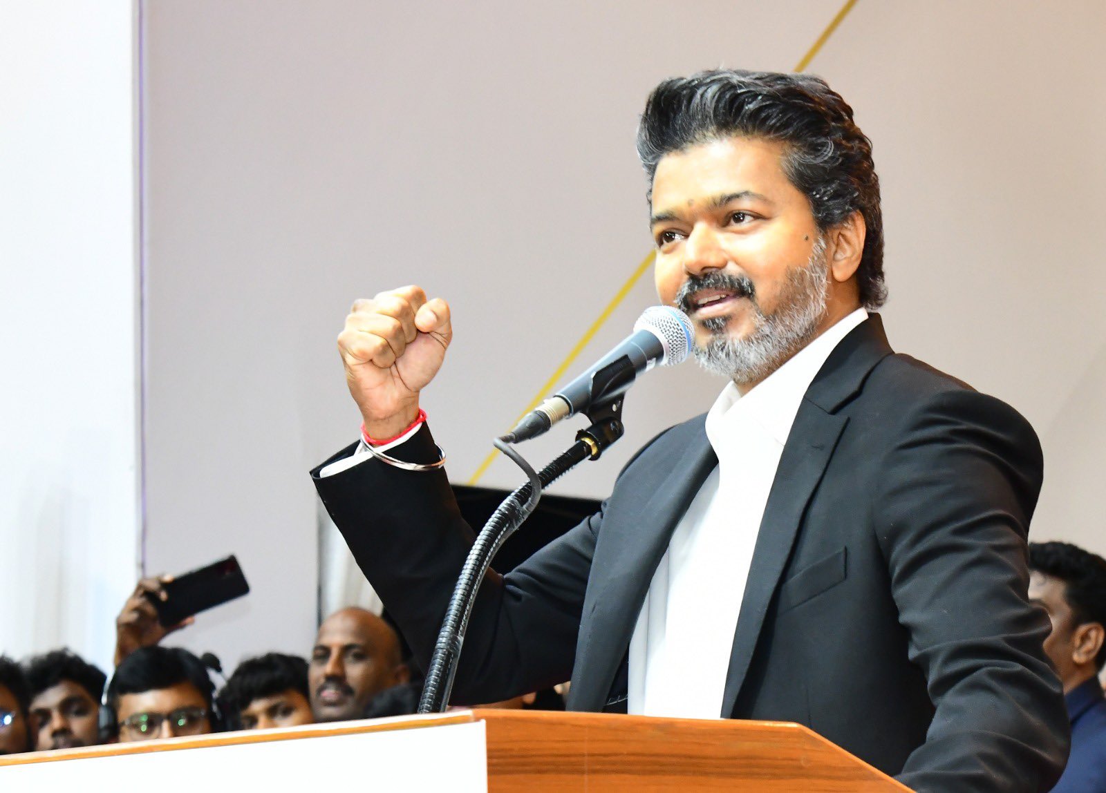 முதலமைச்சரான விஜய்யின் 3 கையெழுத்து.. 200 யூனிட் மின்சாரம் ஃப்ரீ.. சிங்கப்பெண் படை.. போதை ஒழிப்பு..!