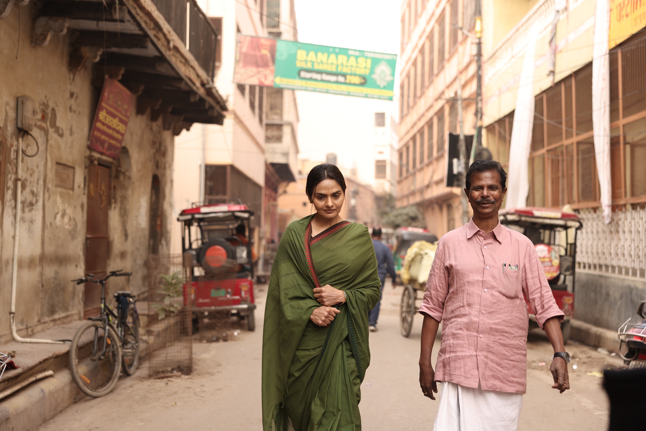 சின்ன சின்ன ஆசை-க்காக ‘கருப்பு’ இந்திரன்ஸ் உடன் இணைந்த மதுபாலா – அபர்ணா 