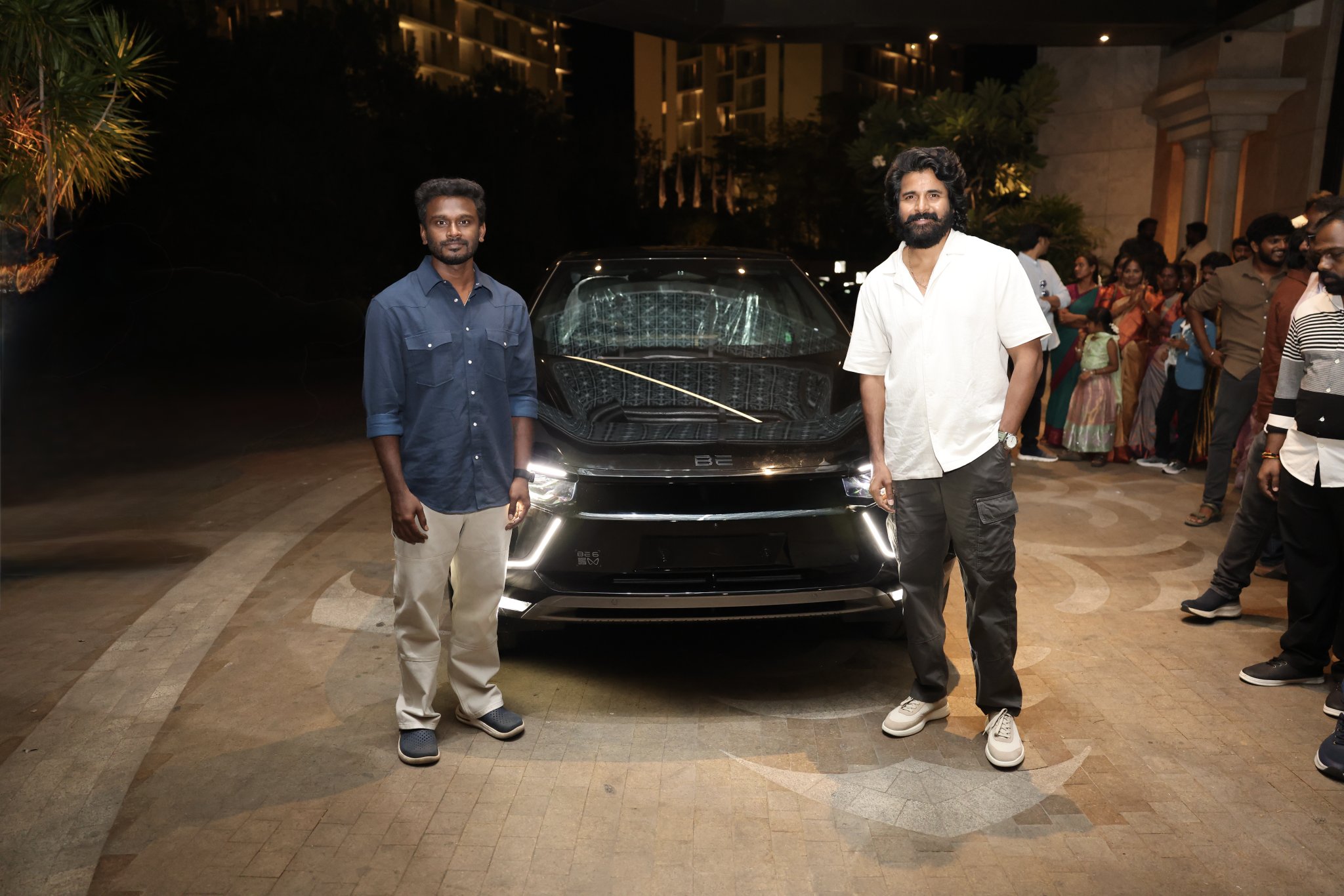 ‘தாய்க் கிழவி’ டைரக்டருக்கு கார் பரிசளித்த தயாரிப்பாளர் சிவகார்த்திகேயன் 