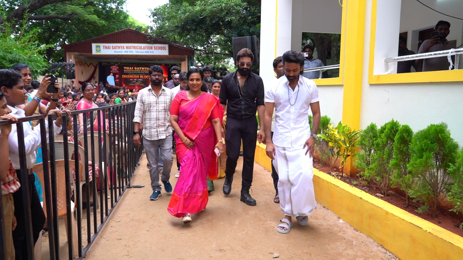 நன்றி மறவாத நடிகர்..; படித்த பள்ளிக்கு கட்டிடம் கட்டி கொடுத்து ஆசிரியர்களின் ஆசி பெற்ற தனுஷ் 