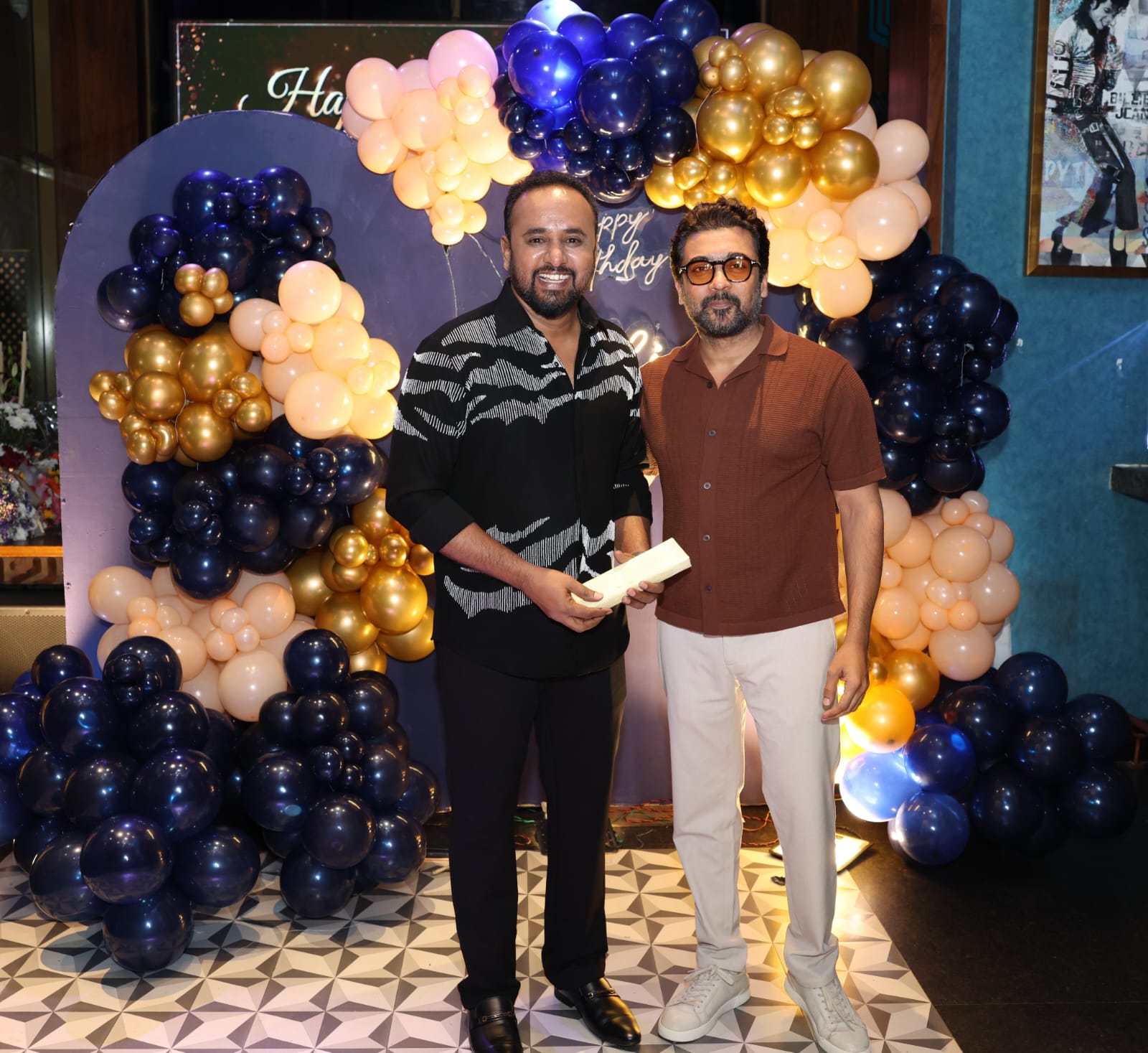 சக்திவேலன் பிறந்தநாளில் தங்க செயின் அணிவித்த நடிகர் சூர்யா 