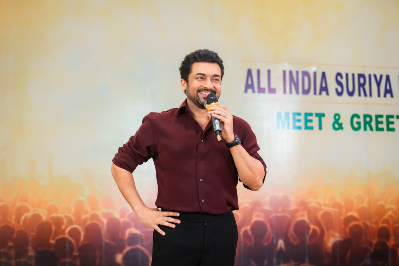 2000 ரசிகர்களுடன் சூர்யா போட்டோஷூட்..; முட்டாளுக்கு பதில் சொல்லாதீங்க என அட்வைஸ்..!