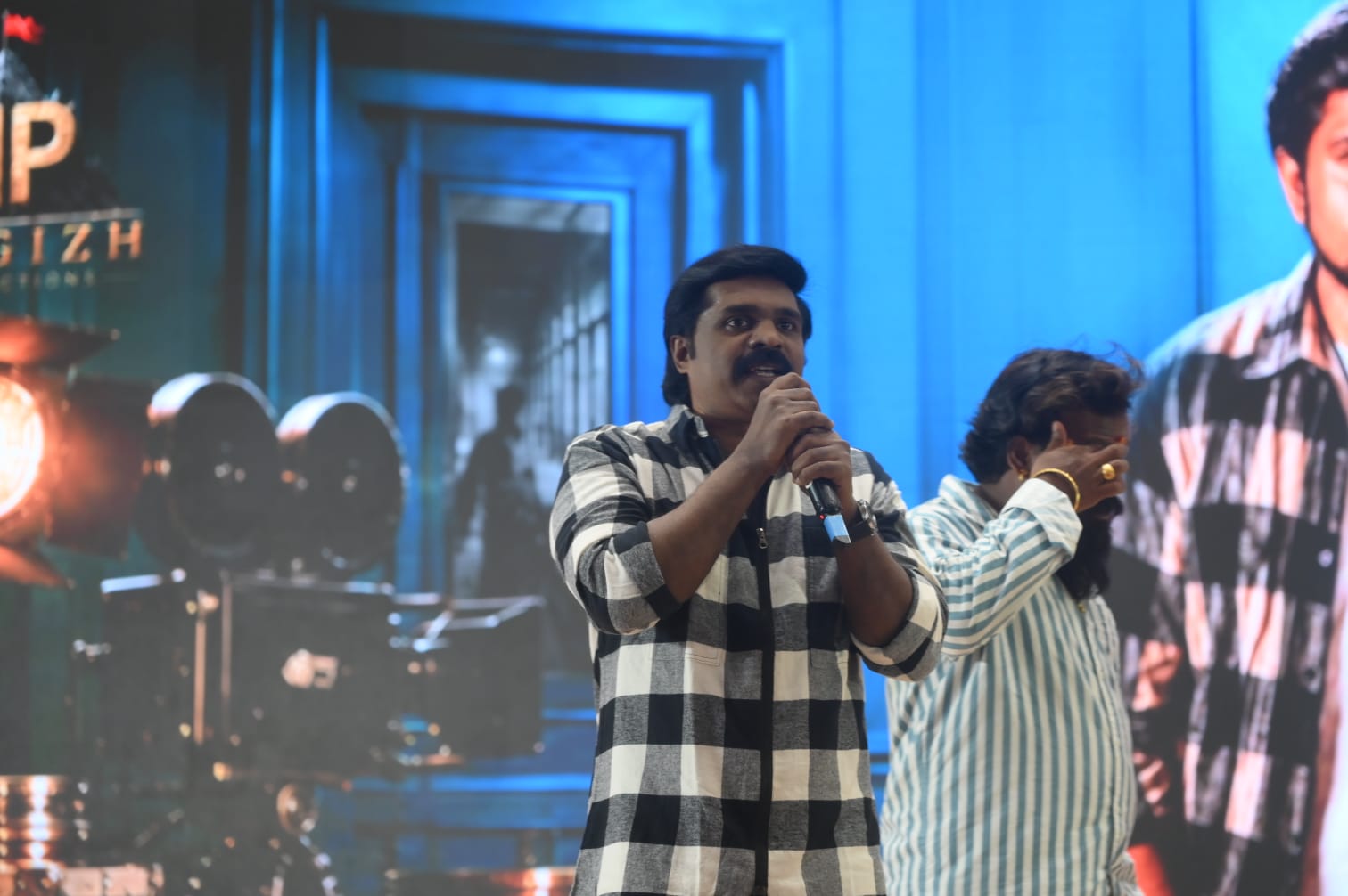 தக்க்ஷன் விஜய்யின் ‘துரோகம் பழகு’ டீசர் வெளியீட்டு விழாவில் 4000 மாணவர்கள் பங்கேற்பு 